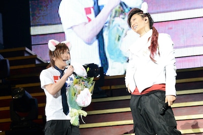 GACKT（右）の誕生日を祝うために駆けつけた鬼龍院翔（左）。