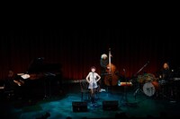 コシの艶のある歌声と優美な動きに満員の観客はうっとりと観入っていた。