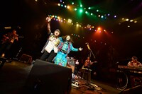 茂木欣一（写真左）と謎の女性ダンサー。