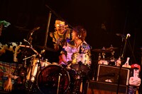 茂木欣一（写真右）とハナレグミ（左）。