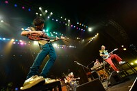 加藤隆志（写真手前）とハナレグミ（奥）。