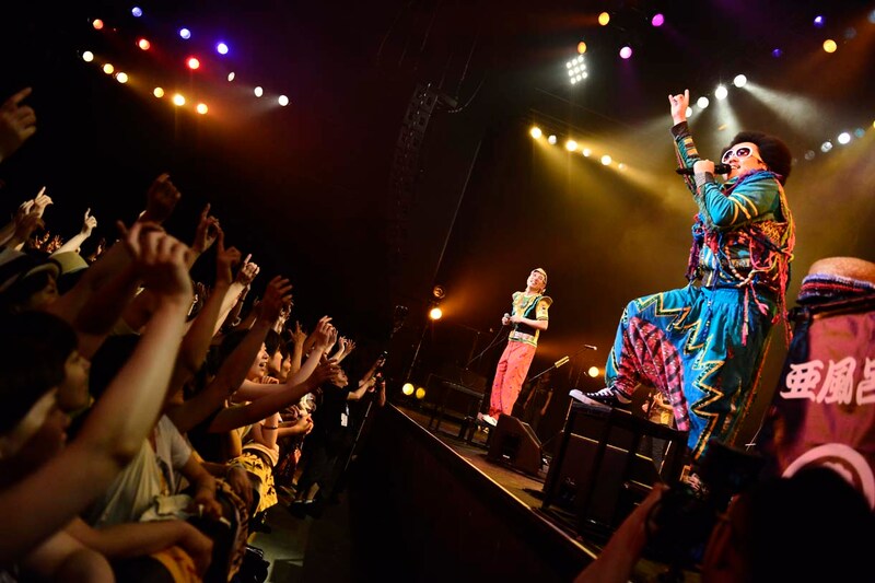 レキシ（写真手前）とハナレグミ（奥）。