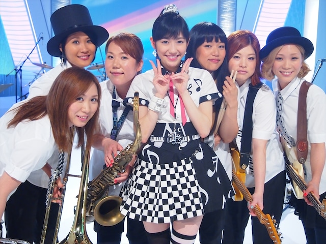 渡辺麻友×オレスカバンド×武部聡志音楽団「ラッパ練習中」のオフショット。