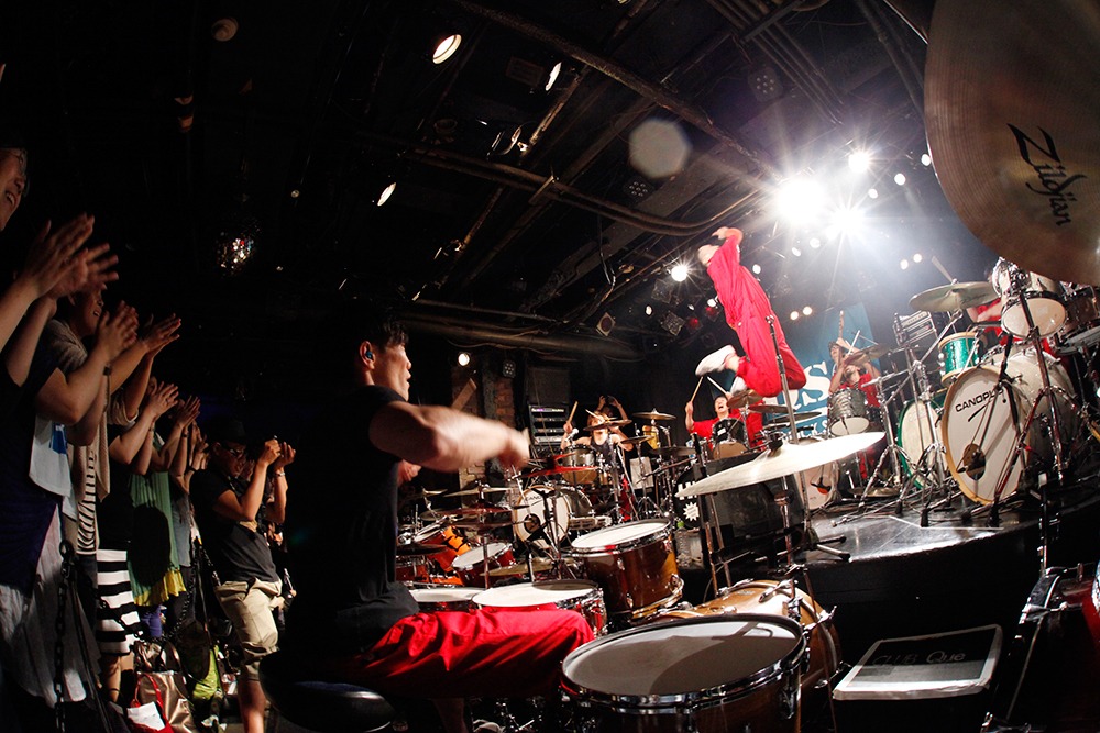 DQS「10 Drummers vs EARTH～アルバム発売記念！爆裂10台ドラム！～」東京・下北沢CLUB Que公演の様子。