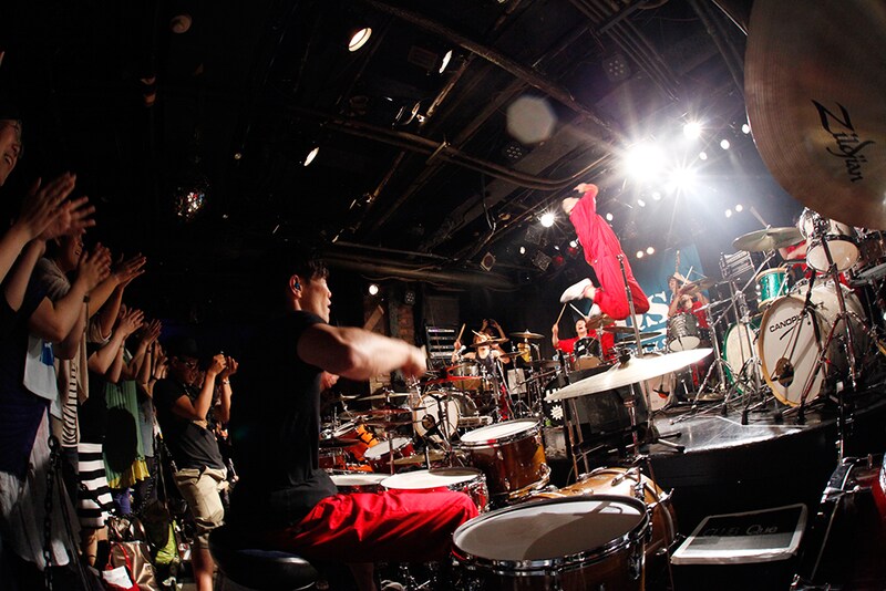 DQS「10 Drummers vs EARTH~アルバム発売記念!爆裂10台ドラム!~」東京・下北沢CLUB Que公演の様子。