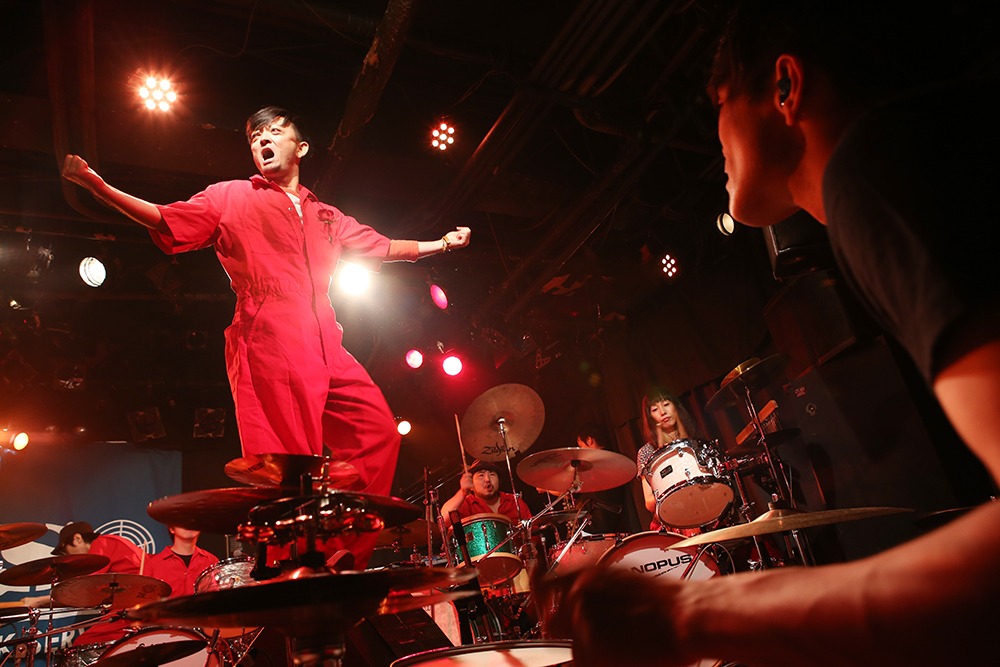 DQS「10 Drummers vs EARTH～アルバム発売記念！爆裂10台ドラム！～」東京・下北沢CLUB Que公演の様子。