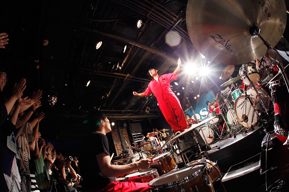 DQS「10 Drummers vs EARTH～アルバム発売記念！爆裂10台ドラム！～」東京・下北沢CLUB Que公演の様子。