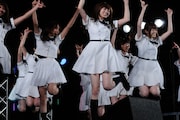 「ガールズルール」をパフォーマンスする乃木坂46。