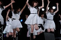 「ガールズルール」をパフォーマンスする乃木坂46。