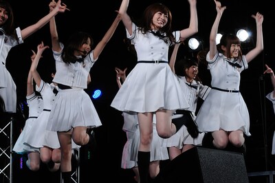「ガールズルール」をパフォーマンスする乃木坂46。