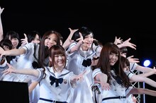 「ガールズルール」をパフォーマンスする乃木坂46。