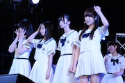 「扇風機」をパフォーマンスする乃木坂46アンダーメンバー。