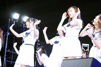 「扇風機」をパフォーマンスする乃木坂46アンダーメンバー。
