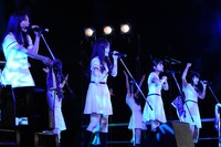 「コウモリよ」を歌唱する能條愛未、白石麻衣、若月佑美、中元日芽香（左から）。