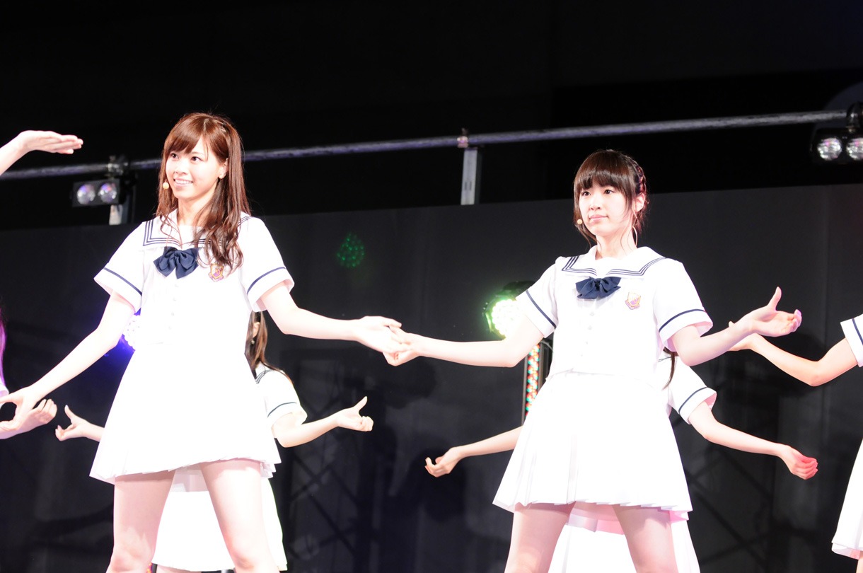 西野七瀬、高山一実（左から）