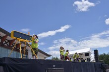 第一部でストップウォッチをスタートさせる有安杏果。