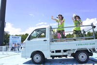 場内を軽トラックで移動する佐々木彩夏（左）、有安杏果（右）。