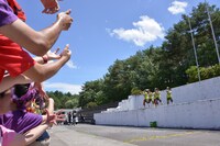 会場後方のスペースに移動してパフォーマンスするももいろクローバーZ。