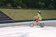 自転車で会場内を走る百田夏菜子。
