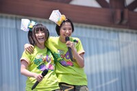 今週の人気の画像6位は「ももクロ、富士急ももクノ2連戦に連勝＆“高城富士”が大噴火」より、有安杏果（左）と玉井詩織（右）。