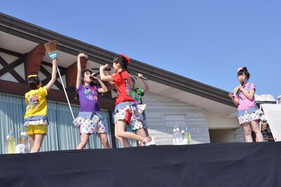 第二部の茶番の最後にナレーション風に語る佐々木彩夏と、高城扮する”富士山”の周囲をまわる百田、玉井、有安。