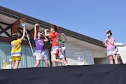 今週の人気の画像2位は「ももクロ、富士急ももクノ2連戦に連勝&“高城富士”が大噴火」より、第二部の茶番の最後にナレーション風に語る佐々木彩夏と、高城扮する”富士山”の周囲をまわる百田、玉井、有安。