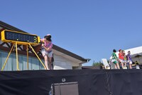 第二部でストップウォッチをスタートさせた佐々木彩夏。