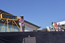 第二部でストップウォッチをスタートさせた佐々木彩夏。