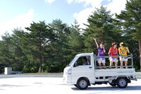 場内を軽トラックで移動する高城れに、百田夏菜子、玉井詩織（左から）。