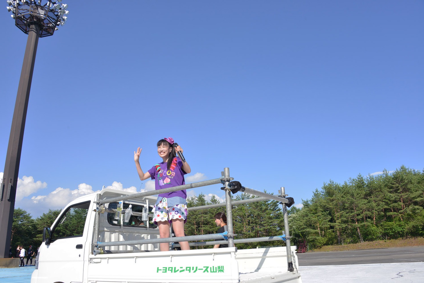 場内を軽トラックで移動する高城れに。