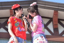 百田夏菜子（左）と佐々木彩夏（右）。