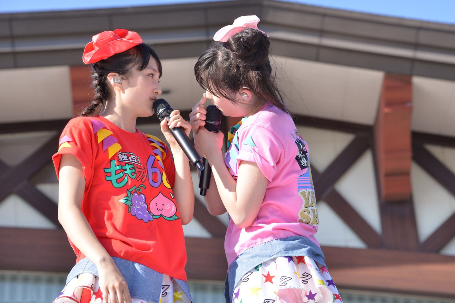 百田夏菜子（左）と佐々木彩夏（右）。