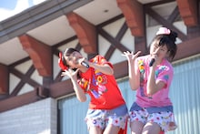 「あーりんは反抗期」を二人で歌うことになってしまった百田夏菜子（左）と佐々木彩夏（右）。