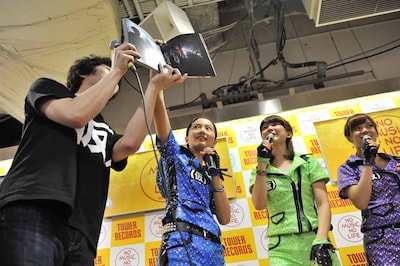 写真集のオススメショットを解説する新井愛瞳。