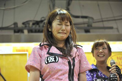 コメントに涙ぐむ古川小夏。