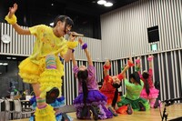 「チームしゃちほこのオールナイトニッポンR」収録スタジオで行われたライブの様子。