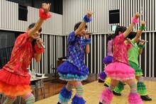 「チームしゃちほこのオールナイトニッポンR」収録スタジオで行われたライブの様子。