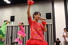 「チームしゃちほこのオールナイトニッポンR」収録スタジオで行われたライブの様子。