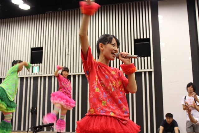 「チームしゃちほこのオールナイトニッポンR」収録スタジオで行われたライブの様子。