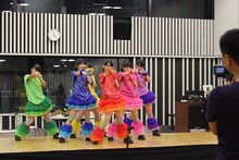 「チームしゃちほこのオールナイトニッポンR」収録スタジオで行われたライブの様子。