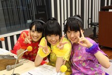 「チームしゃちほこのオールナイトニッポンR」収録中の様子。写真左から秋本帆華、伊藤千由李、大黒柚姫。