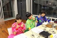 「チームしゃちほこのオールナイトニッポンR」収録中の様子。写真左から安藤ゆず、坂本遥奈、咲良菜緒。