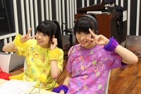 「チームしゃちほこのオールナイトニッポンR」収録中の様子。写真左から伊藤千由李、大黒柚姫。