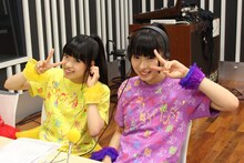 「チームしゃちほこのオールナイトニッポンR」収録中の様子。写真左から伊藤千由李、大黒柚姫。