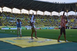 逗子三兄弟がジェフvsガンバ戦で1万6000人を前に熱唱