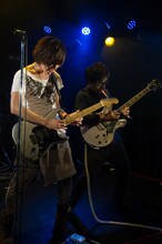 Isaac（Vo, G）とCharm（G）。