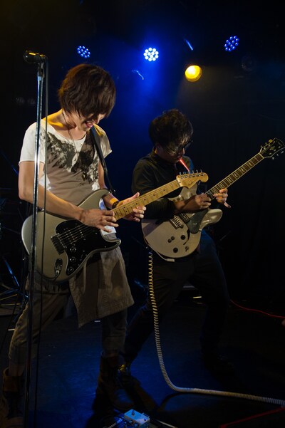 Isaac（Vo, G）とCharm（G）。