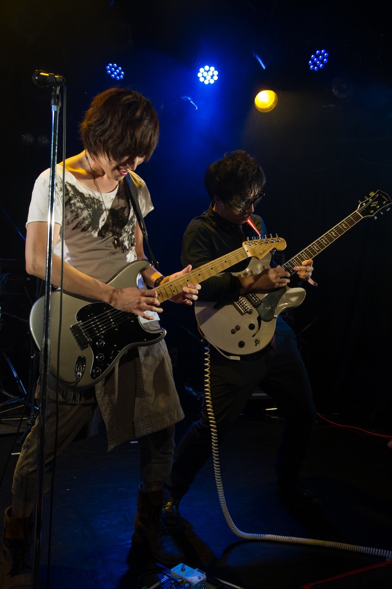 Isaac（Vo, G）とCharm（G）。