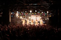 7月7日に東京・渋谷CLUB QUATTROでワンマンライブを行った7!!。