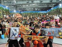 集まったファンと記念撮影をするDISH//。